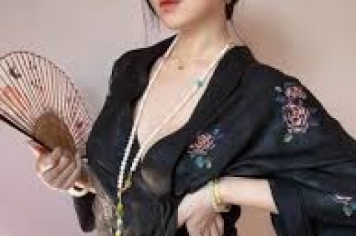 关晓彤被内涵潜规则：更可怕的是所有人都在等塌房